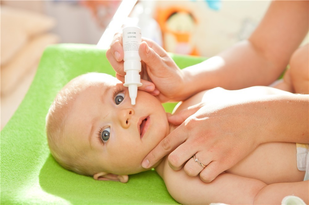 Suero fisiológico: Lavado de los ojos y la nariz del bebé