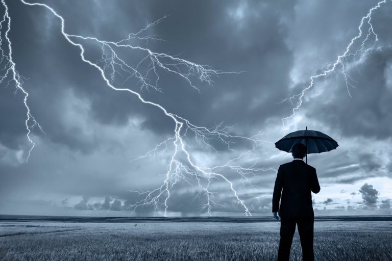 Una decena de provincias, en riesgo por lluvias, tormentas, oleaje y viento