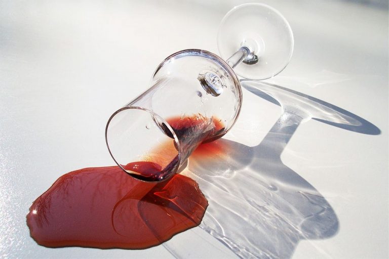 Cómo quitar manchas de vino