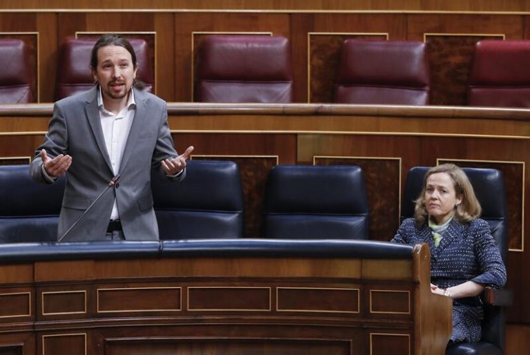 Podemos acusa a PSOE de retrasar la ley antidesahucios para compensar a bancos y ‘fondos buitre’