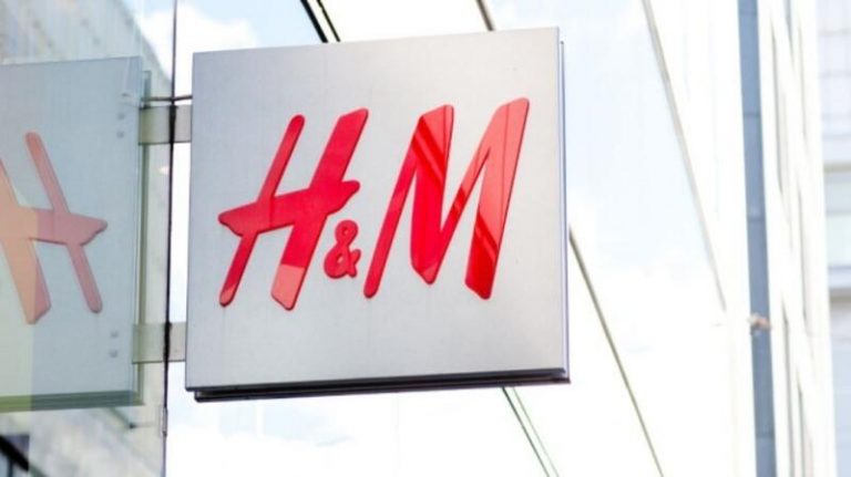 4 chaquetas cortas de H&M en el color tendencia para un look urbano