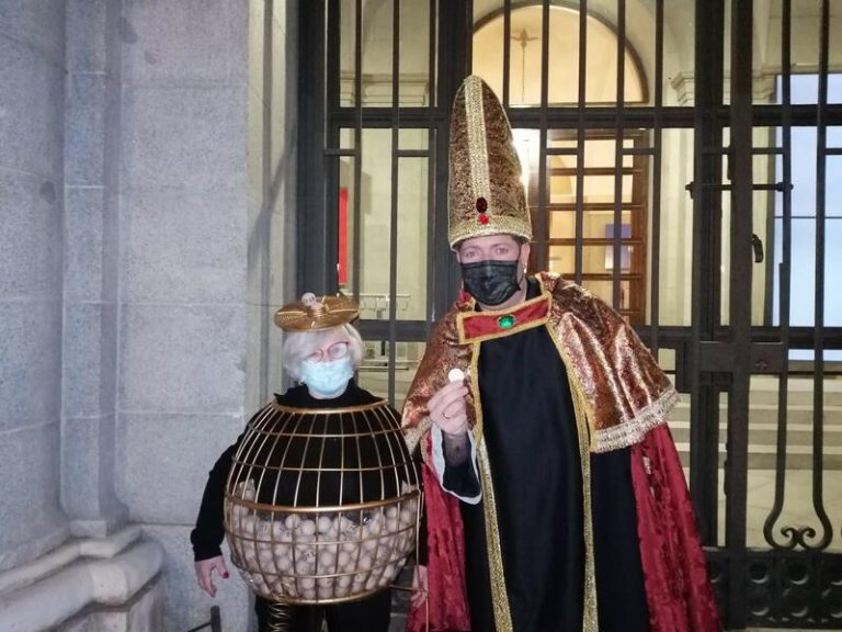 Incondicionales del ‘Gordo’ como Manoli o el ‘Obispo de la Lotería’ no faltan a su cita