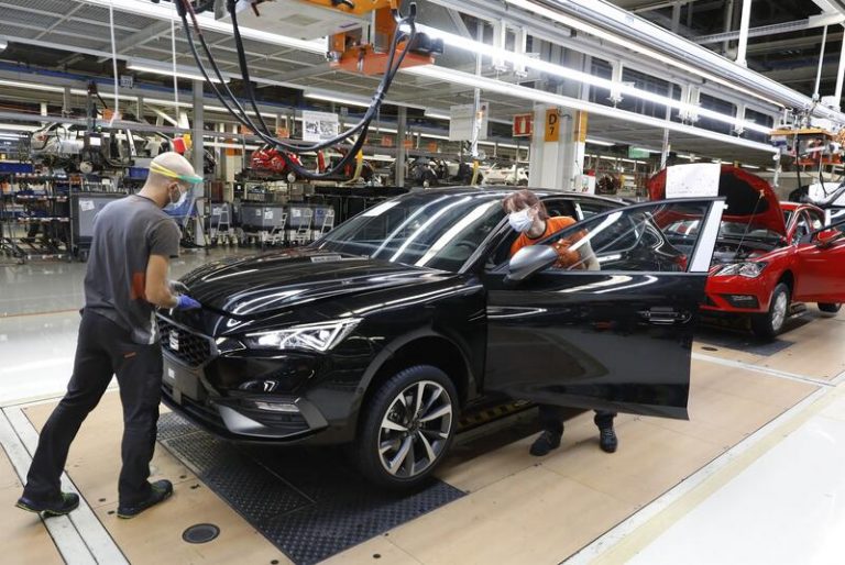 Seat reducirá su producción en Martorell y plantea un ERTE en enero