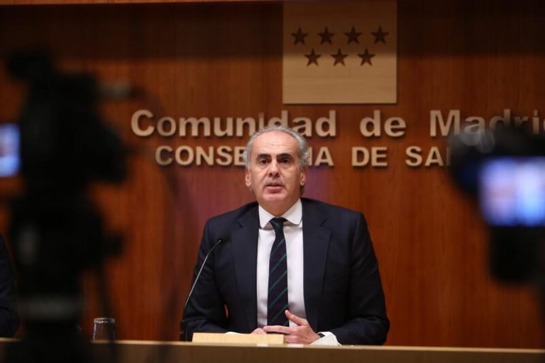 Madrid critica la «falta de transparencia» en el reparto de las vacunas