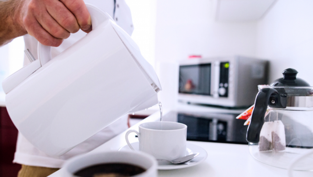 Agua O Leche Caliente Para Recalentar El Café