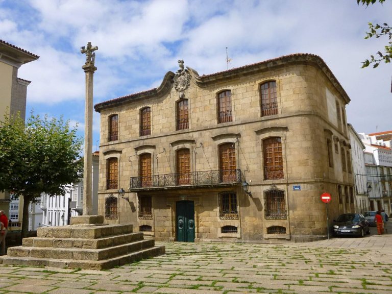 Un centenar de personas reclaman en A Coruña la recuperación de la Casa Cornide