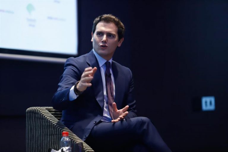 Albert Rivera afirma que no puede «hacer equidistancia» entre Sánchez y Casado