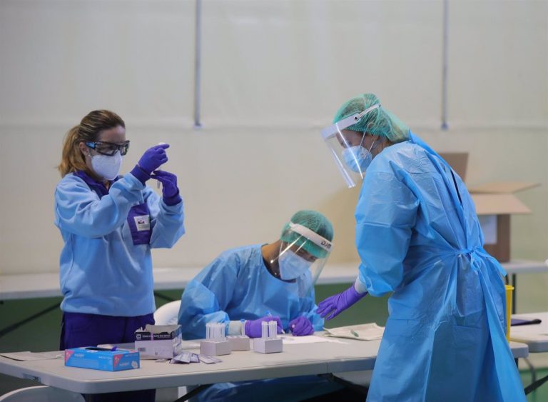 Andalucía registra 1.383 casos, 27 fallecidos y la tasa sube 1,3 puntos