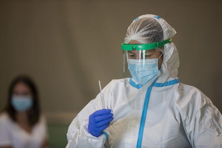 Andalucía baja en 163 hospitalizados hasta 1.544 y en un ingreso en UCI