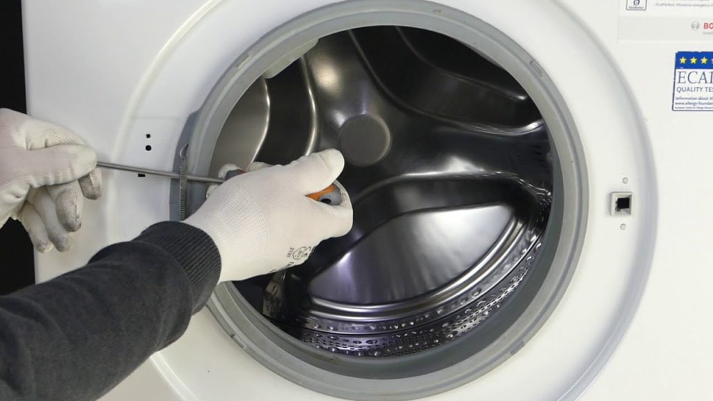 Balay: Cómo cambiar la goma de una lavadora y características