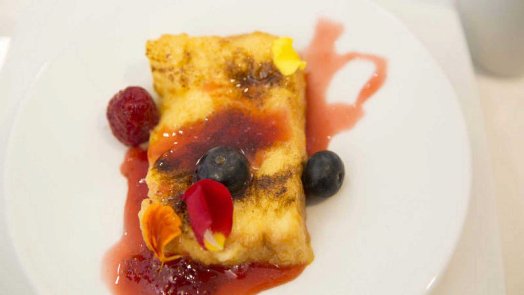 Torrija Francesa Con Pan De Brioche Y Frutos Del Bosque