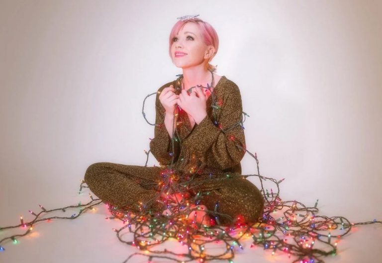 Carly Rae Jepsen y ‘It’s Not Christmas Till Somebody Cries’