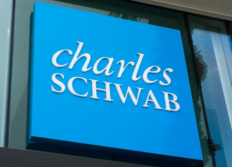 Reino Unido multa a Charles Schwab  por no proteger los activos de sus clientes