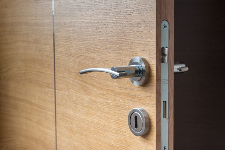 Cómo abrir una puerta si te has dejado las llaves puestas
