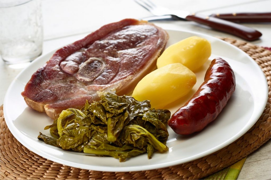 Preparacion De Los Grelos, Chorizos Y Patatas