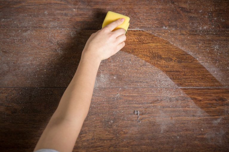 Cómo limpiar el polvo de los muebles de madera