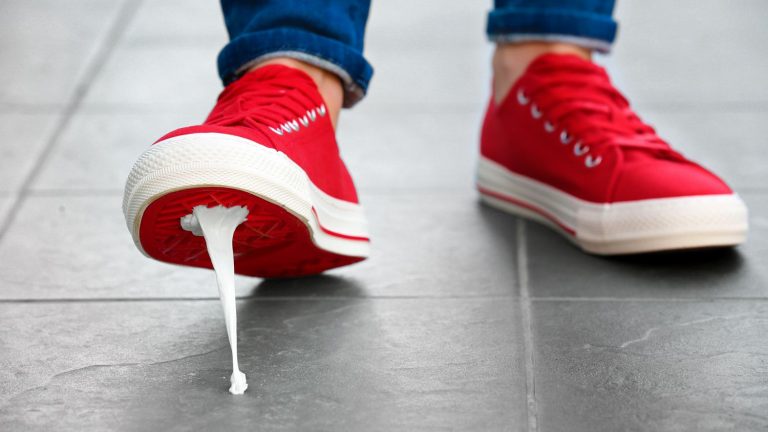 Cómo quitar un chicle de la suela del zapato