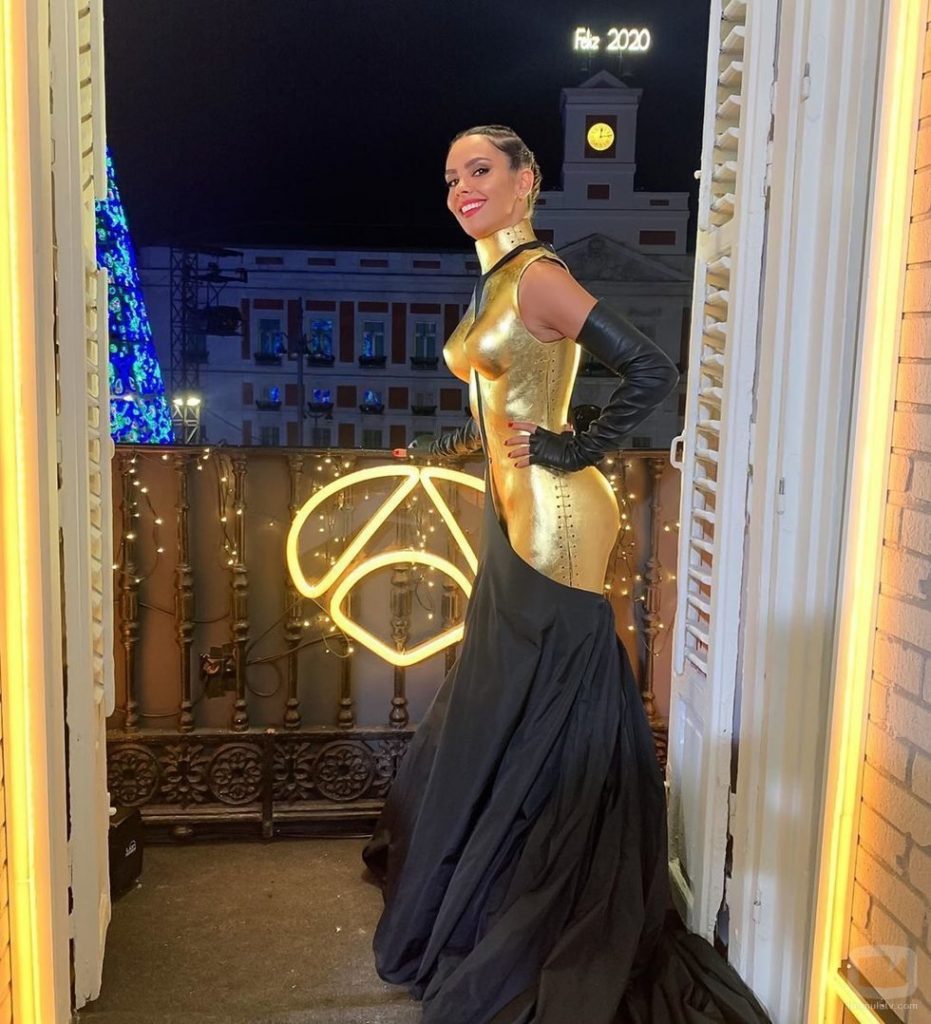 Posa Con Su Vestido Para Las Campanadas 2019-2020