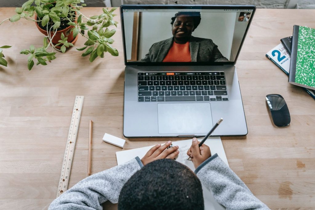 Deja Participar A Los Invitados Videoconferencia Teletrabajo