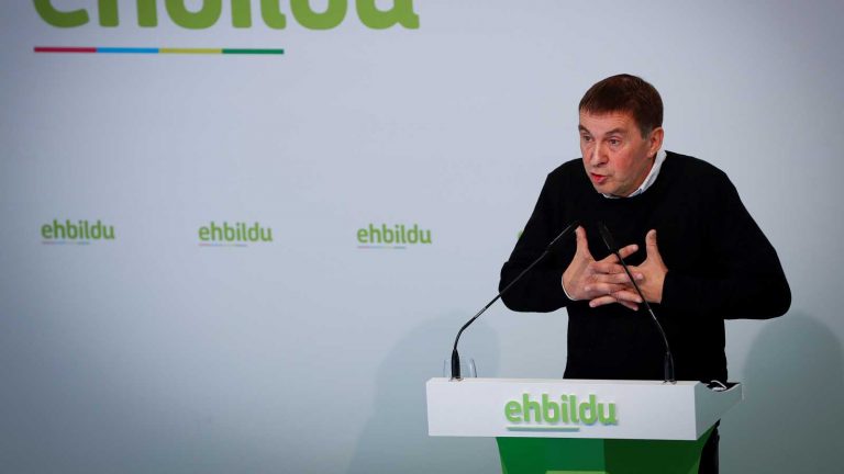Otegi defiende una Constitución «hecha por vascos en un proceso constituyente»