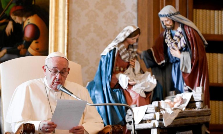 El Papa adelanta dos horas la misa del Gallo y no impartirá la bendición ‘Urbi et Orbi’