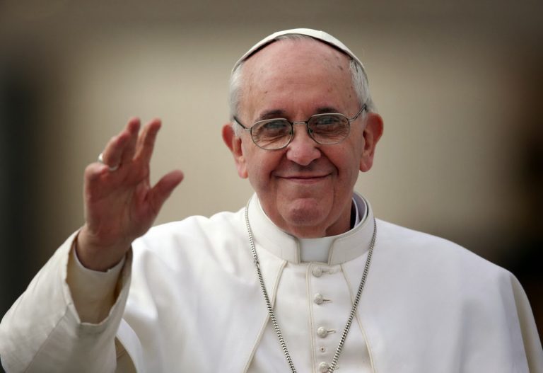 El Papa recibe el alta tras 10 días hospitalizado, visita Santa María la Mayor y regresa al Vaticano