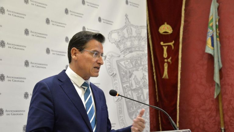 Alcalde de Granada critica que Marlaska «monte un vuelo» con inmigrantes «sin avisar»