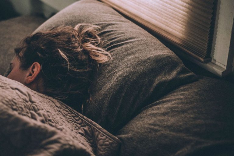 El motivo por el que siempre tienes sed antes de dormir