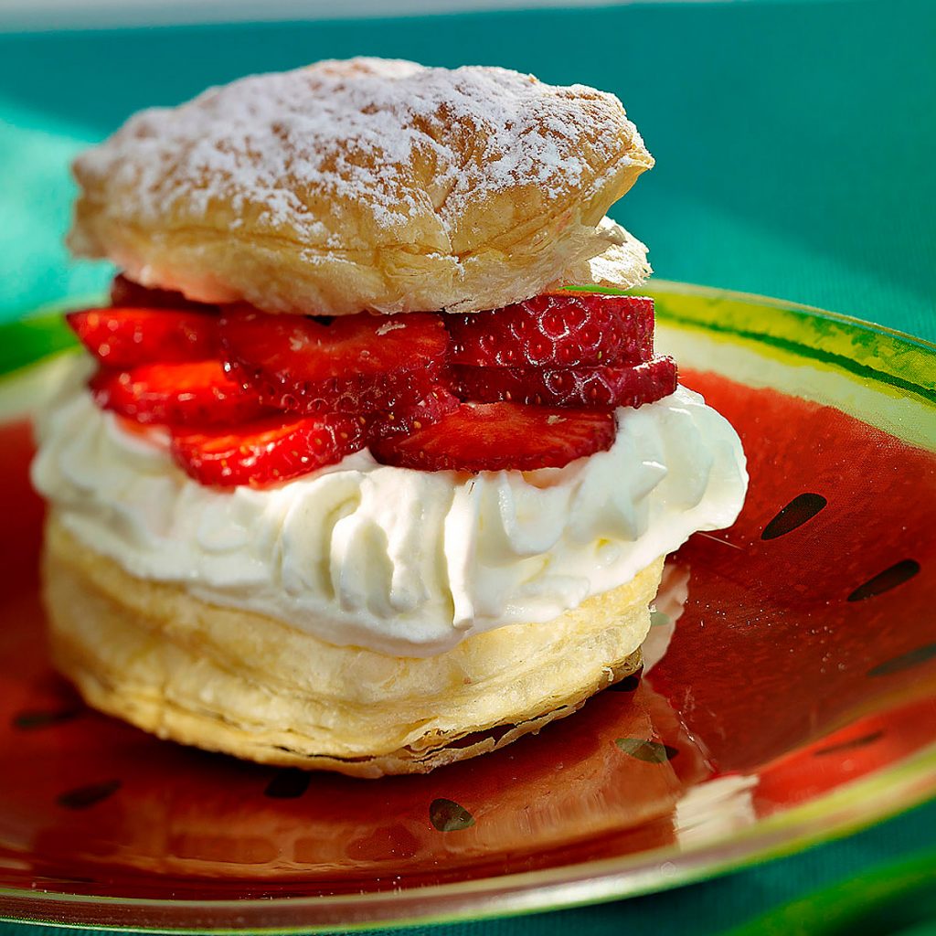 Milhojas Con Nata Y Fresas