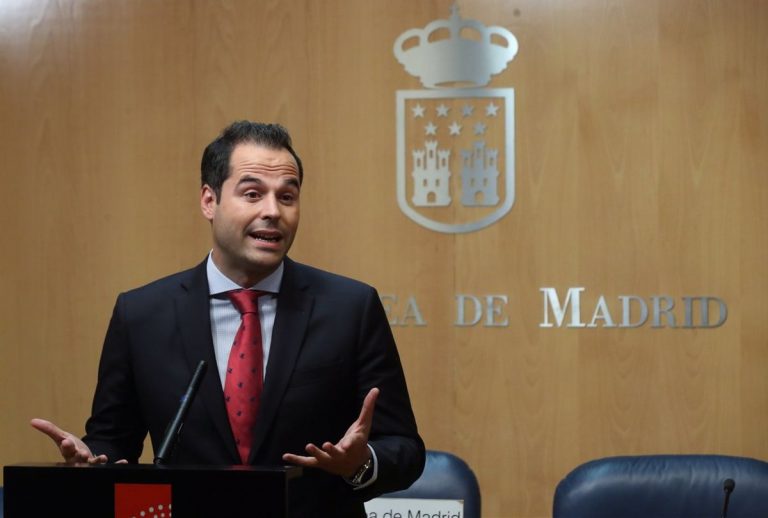 Aguado cree que la vacuna es un «rayo de luz»