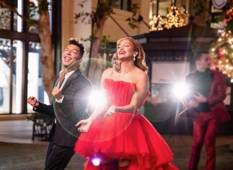 Jennifer López y Stevie Mackey en ‘It’s The Most Wonderful Time of the Year’