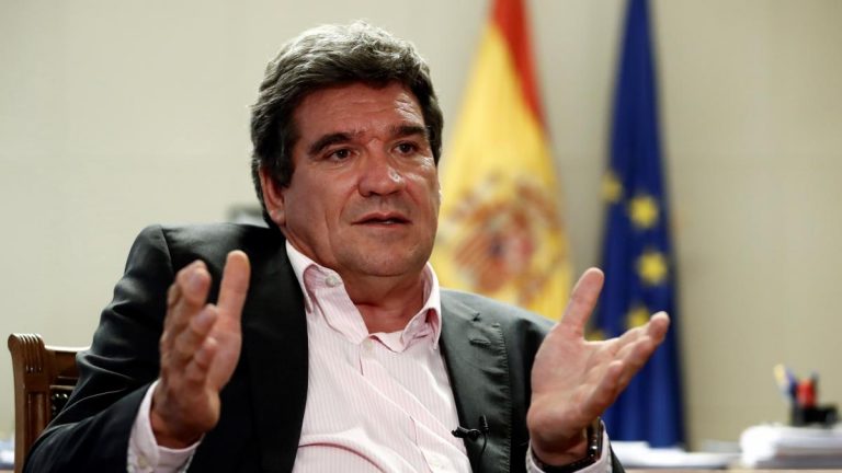 Escrivá dice que se debe reforzar el empleo en la Seguridad Social