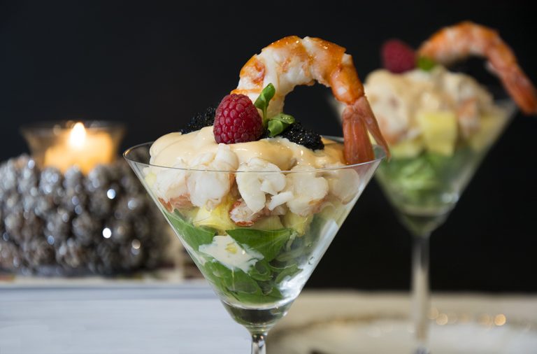 La receta para sorprender en Navidad: aprende a hacer un cóctel de gambas y piña delicioso