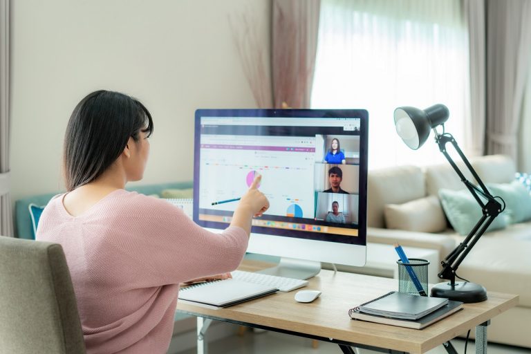 Las funcionarias teletrabajan el doble que los hombres