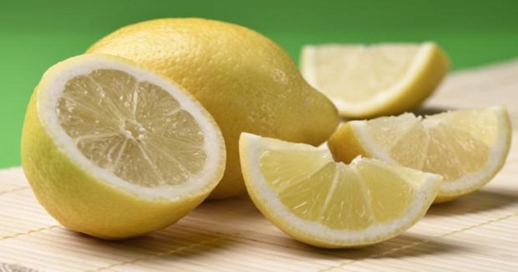 Limpiar los grifos con limón