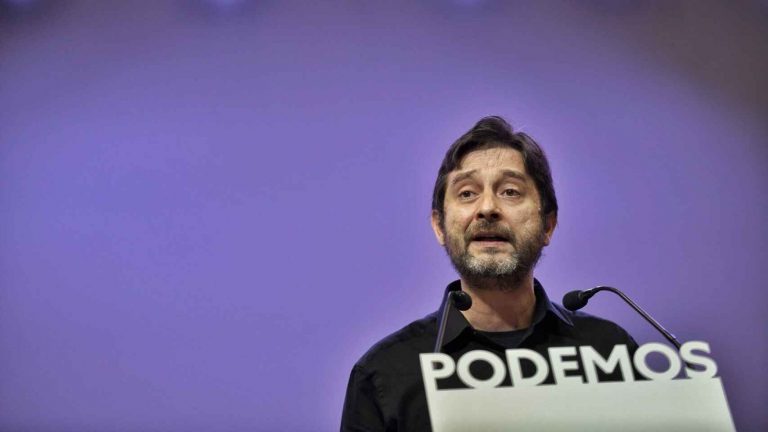 Podemos dice que monarquía está en «riesgo de implosión»