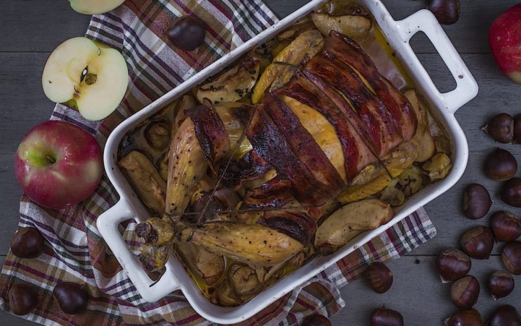 Pollo asado con castañas y manzana