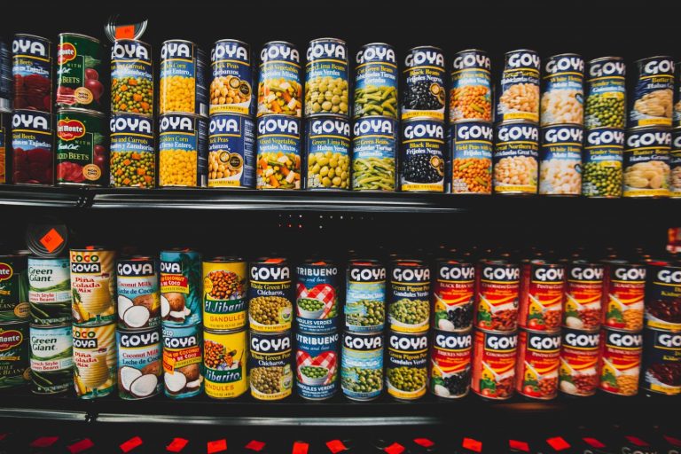Por qué no deberías consumir comida enlatada