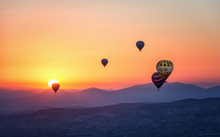 Qué pasa si sueltas un globo de helio al cielo