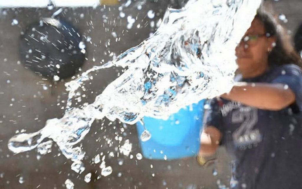 Tirar agua para limpiar energías