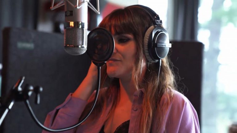 Cuéntame cómo pasó: Rozalén y otros cantantes que han prestado su voz a la sintonía
