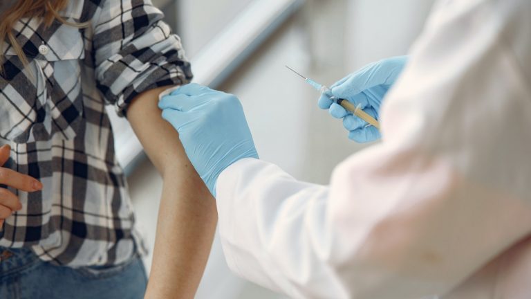 Sanofi y GSK retrasan su vacuna por su baja eficacia en mayores de 50 años