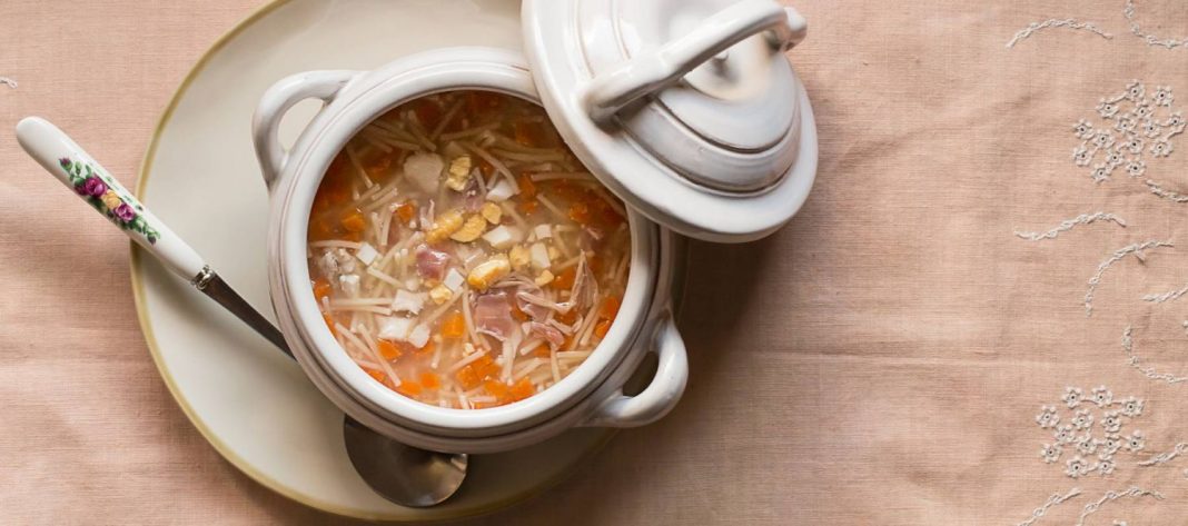 Cómo hacer una sopa de fideos con pollo para entrar en calor