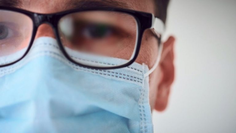 Trucos para que las gafas no se te empañen con la mascarilla