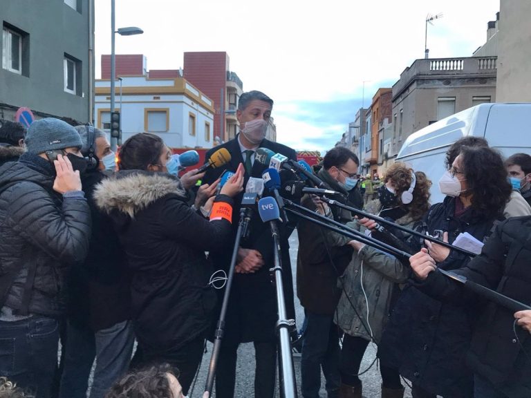 Unas 60 personas escapan del incendio en Badalona y 15 se acogen a servicios sociales