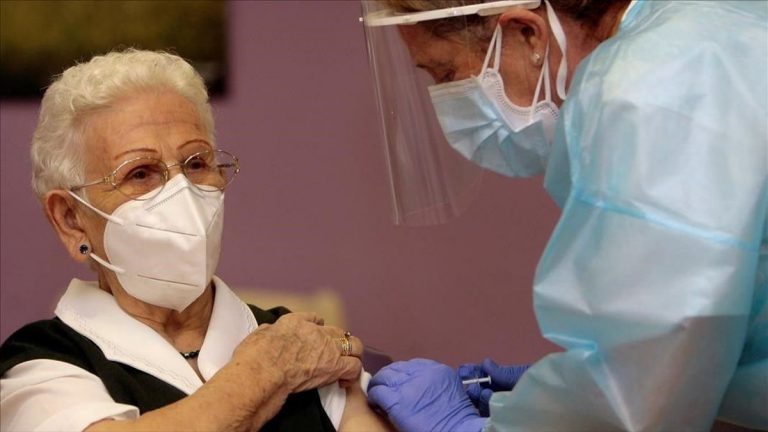 Araceli, de 96 años, la primera persona vacunada contra la Covid-19 en España