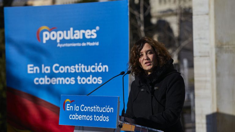 Ayuso dice que Constitución es «bastante más avanzada» que las leyes actuales