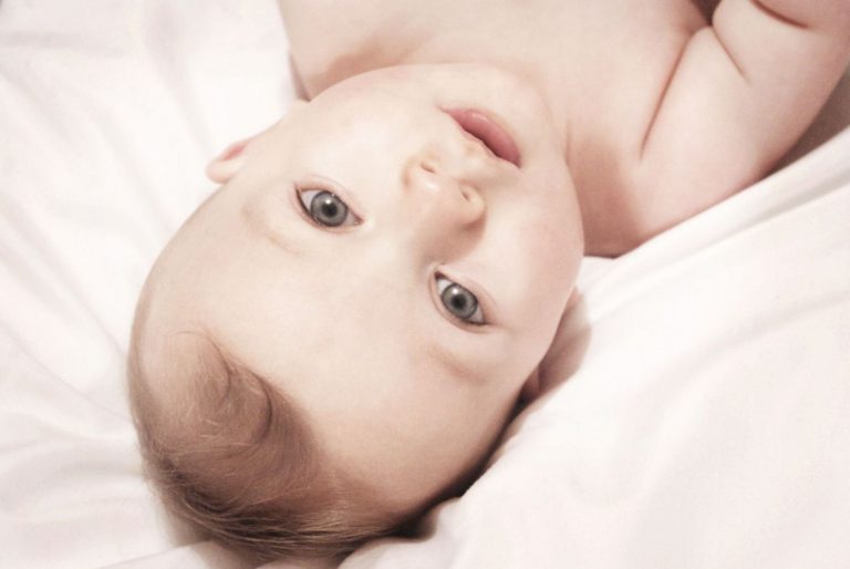 La razón por la que los bebés tienen los ojos grises