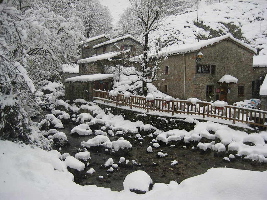 Bulnes, Uno De Esos Pueblos Que Te Llena El Alma, Especialmente Cuando Están Cubiertos De Nieve.
