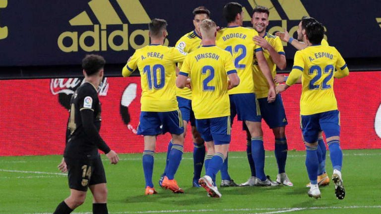 El Cádiz «matagigantes» vence a un gris Barcelona por 2-1